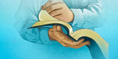 Un homme tournant la page de sa bible, qu’il est en train de lire