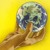 Uma mão segurando o planeta Terra