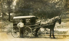 Un colporteur prêche avec un cheval et une roulotte