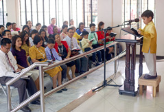 Un jeune proclamateur lit la Bible à l’École du ministère théocratique