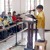 Un giovane proclamatore legge la Bibbia alla Scuola di Ministero Teocratico