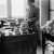 En 1946, une sœur suisse prépare un colis humanitaire pour ses frères