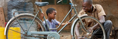 Um pai e um filho arranjam juntos uma bicicleta