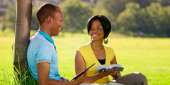 Брачен пар заедно ја проучува Библијата