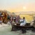 Jezus, siedząc w łódce, naucza tłum zebrany na brzegu