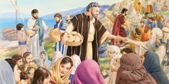 Jesus teilt fünf Brote und zwei Fische und gibt sie seinen Jüngern, damit diese sie an die Leute verteilen