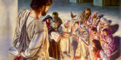 Jezus patrzy z balkonu na Piotra, który właśnie się go wyparł; w tle widać koguta