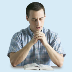 Een Bijbelstudent die zich in gebed aan God opdraagt
