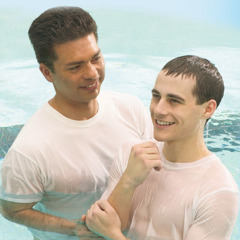Un disciple se fait baptiser en symbole de son vœu à Dieu