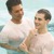 Um homem é batizado para mostrar que dedicou a sua vida a Deus