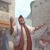 Еден фарисеј се моли на јавно место, а луѓето застануваат и го гледаат