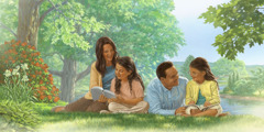 عائلة تستعمل الكتاب المقدس فيما تدرس معا كتاب دروس من قصص الكتاب المقدس
