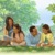 عائلة تستعمل الكتاب المقدس فيما تدرس معا كتاب دروس من قصص الكتاب المقدس