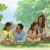 Uma família estudando a Bíblia com o livro Aprenda com as Histórias da Bíblia