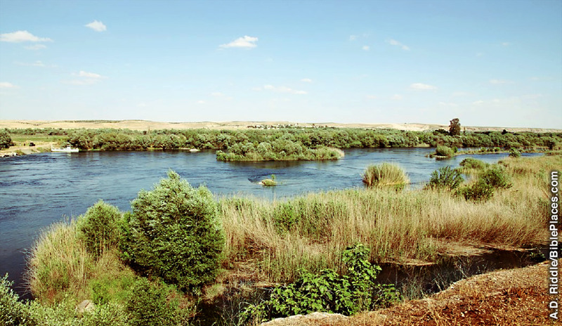 O rio Eufrates na região perto de Carquemis