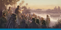 رجال ونساء وأولاد يهود مجتمعون قرب نهر يسمعون رجلًا يقرأ من كتاب.‏ وفي الخلف تظهر مدينة بابل