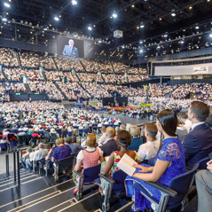 Különböző hátterű Jehova Tanúi egy kongresszuson.