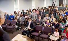 A congregation of God’s people, including an anointed brother, listening as a young girl gives a comment at a meeting.