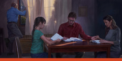 Egy család együtt olvassa a Bibliát az otthonában, miközben egy testvér őrködik az ablaknál.