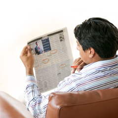 Brat przegląda w gazecie oferty pracy