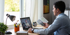 Ett Jehovas vittne studerar Bibeln med en man över videosamtal.