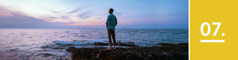 7. fejezet. Egy férfi egy sziklás tengerparton az óceánt nézi naplementekor.