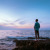 Մթնշաղին մի մարդ ծովափին կանգնած նայում է օվկիանոսին