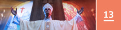Lezione 13. Un sacerdote svolge una funzione religiosa in una cattedrale.