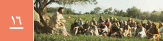 الدرس ١٦:‏ يسوع يُعلِّم مجموعة من الرجال والنساء وهم جالسون على تلة