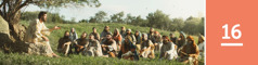 Lliçó 16. Jesús ensenyant a un grup d’homes i dones que estan asseguts en un camp.
