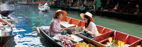 D. タイの水上マーケットでエホバの証人が女性に伝道している。