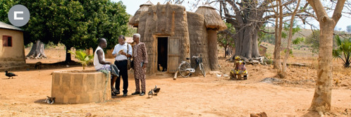 ㄷ. 여호와의 증인 두 사람이 베냉의 시골 마을에서 한 남자에게 전파하는 모습