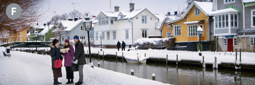 F. Duas Testemunhas de Jeová pregam a uma mulher numa calçada cheia de neve ao lado de um canal na Suécia.