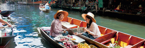 D. Auf einem schwimmenden Markt in Thailand predigt eine Zeugin Jehovas einer Frau.