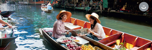 ت)‏ یک شاهد یَهُوَه در حال موعظه به خانمی در یکی از بازارهای تایلند که روی آب قرار دارد.‏