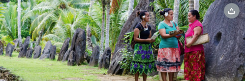 ث)‏ دو شاهد یَهُوَه در حال موعظه به خانمی کنار تخته‌سنگ‌های بزرگ در جزایر یاپ.‏
