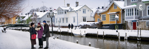 ث)‏ دو شاهد یَهُوَه در حال موعظه به خانمی در پیاده‌رویی کنار کانال آب در یک روز برفی در سوئد.‏