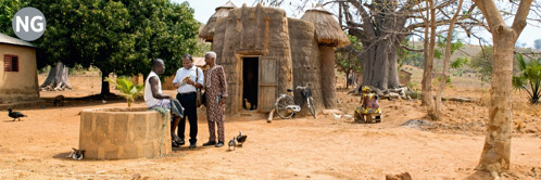 NG. Tutu aere ra te nga Kite ki tetai tangata i te oire i Benin.