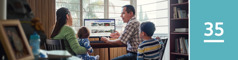 Lliçó 35. Un home mira anuncis de cotxes a un lloc web amb la seva dona i els seus fills.
