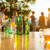 Alkoholfrie drikker og alkohol står på et bord under en hagefest.