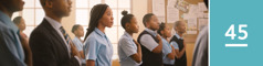 Lección 45. Una joven Testigo está de pie con una actitud respetuosa mientras sus compañeros de clase recitan un juramento de lealtad con la mano en el corazón.