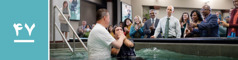 درس ۴۷.‏ یک شاگرد کتاب مقدّس در مجمعی تعمید کسی را نگاه می‌کند و به تعمید گرفتن فکر می‌کند.‏