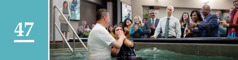 سبق نمبر 47.‏ بائبل کورس کرنے والا ایک شخص ایک اِجتماع پر ایک دوسرے شخص کو بپتسمہ لیتے دیکھ کر خود بھی بپتسمہ لینے کے بارے میں سوچ رہا ہے۔‏