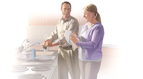 Egy férj és egy feleség együtt elmosogat és eltörölgeti az edényeket.