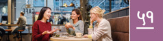 धडा ५१. तीन स्त्रिया कॉफी शॉपमध्ये आनंदाने गप्पागोष्टी करत आहेत.