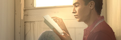  مردی جوان در حال خواندن کتاب مقدّس 