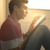 Un joven leyendo la Biblia.