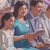Una família assistint a un congrés dels testimonis de Jehovà.
