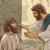 Иисус осторожно прикасается к слепому человеку, чтобы его исцелить.