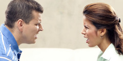 Muž i žena se svađaju